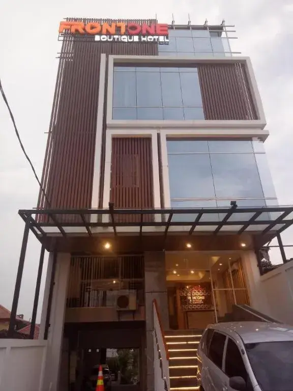 Front One Boutique Pusponjolo Semarang Front One Boutique Pusponjolo Semarang