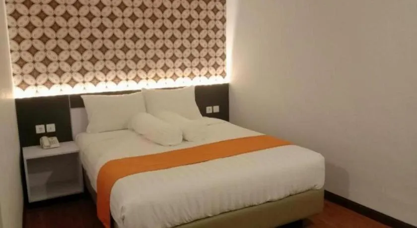 Front One Boutique Pusponjolo Semarang