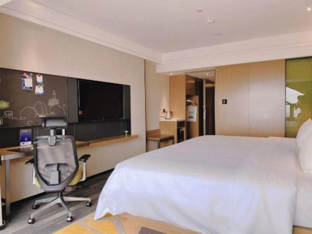 Bed in Hampton by Hilton Zhuhai Doumen