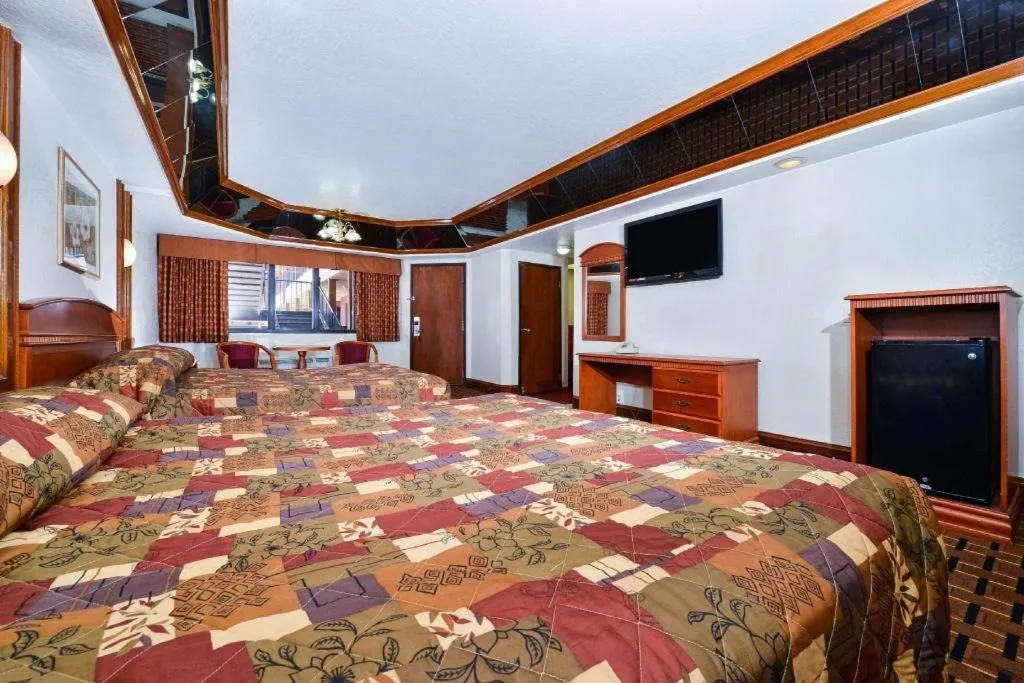 Bed in Americas Best Value Inn & Suites Los Angeles Downtown SW