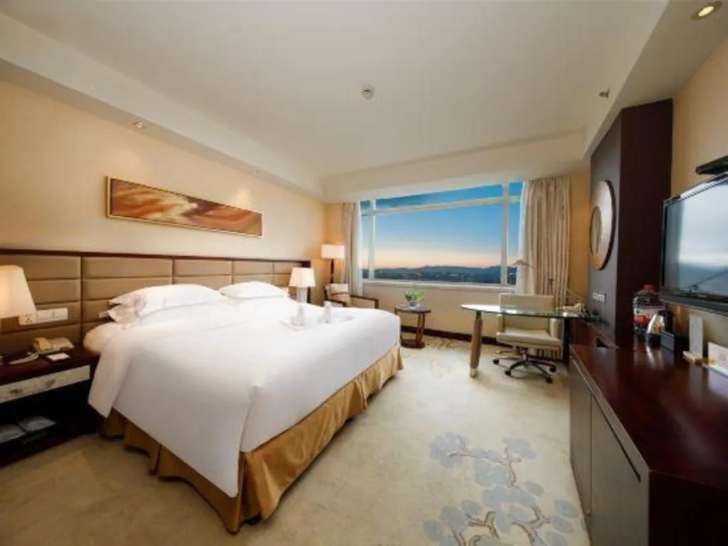 Bed in New Century Grand Hotel Lishui Huaqiao