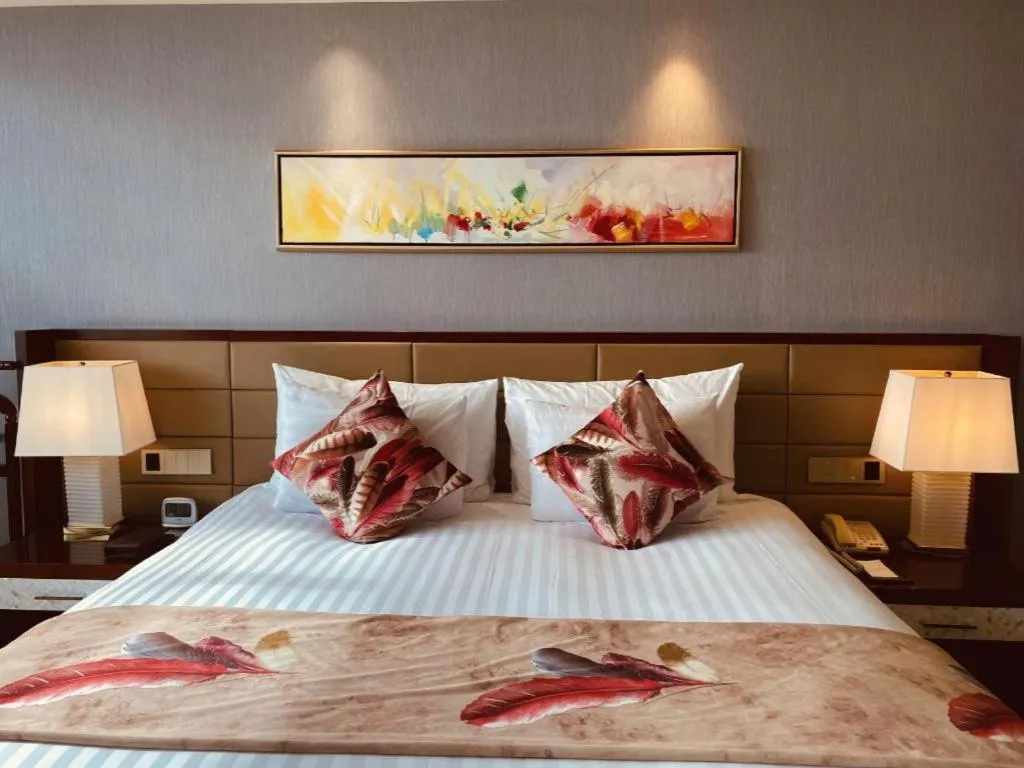 Bed in New Century Grand Hotel Lishui Huaqiao