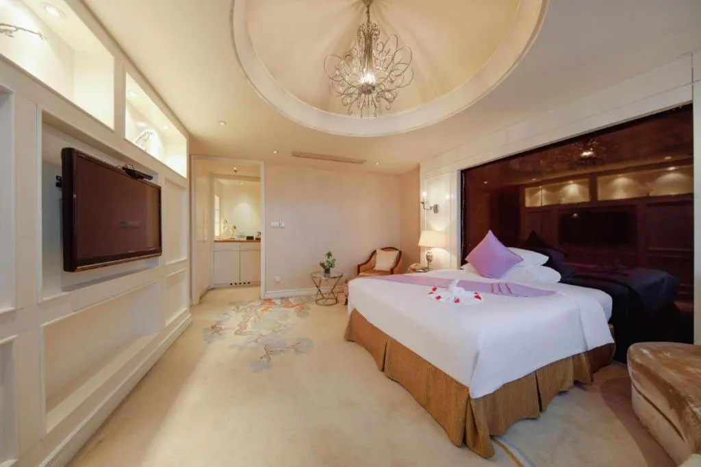 Bed in New Century Grand Hotel Lishui Huaqiao