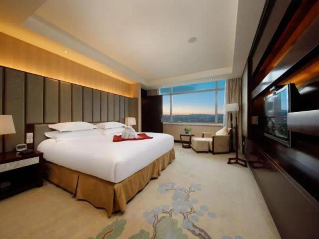 Bed in New Century Grand Hotel Lishui Huaqiao