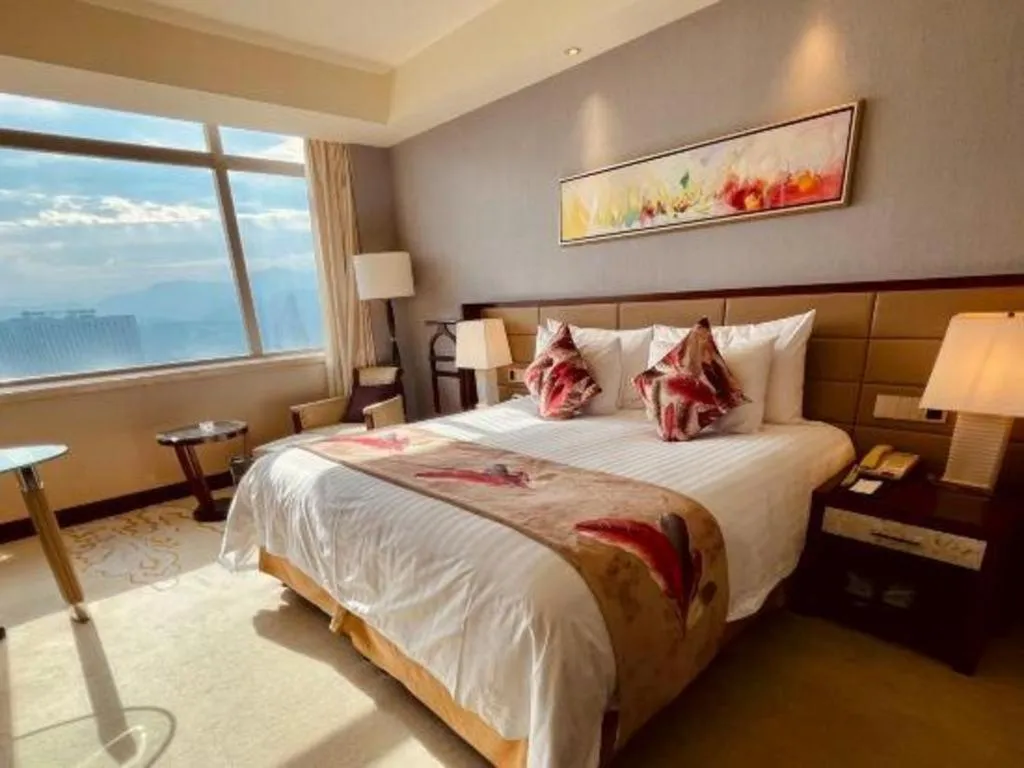 Bed in New Century Grand Hotel Lishui Huaqiao