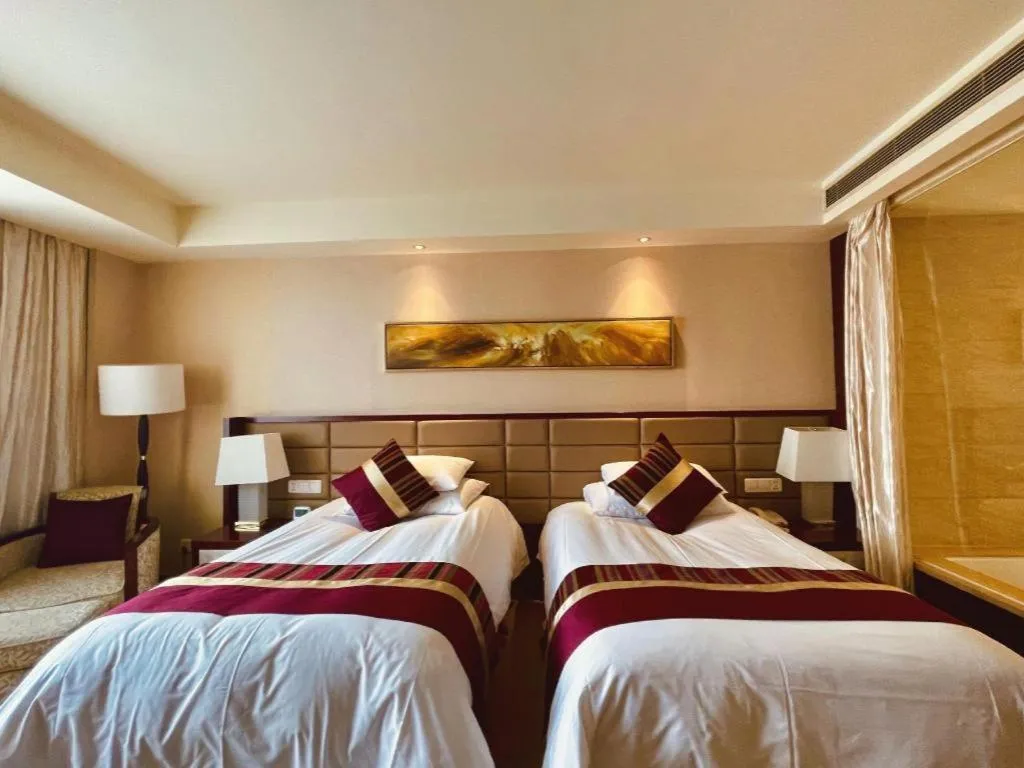 Bed in New Century Grand Hotel Lishui Huaqiao