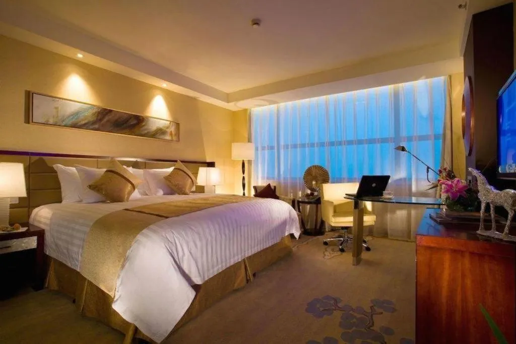 Bed in New Century Grand Hotel Lishui Huaqiao