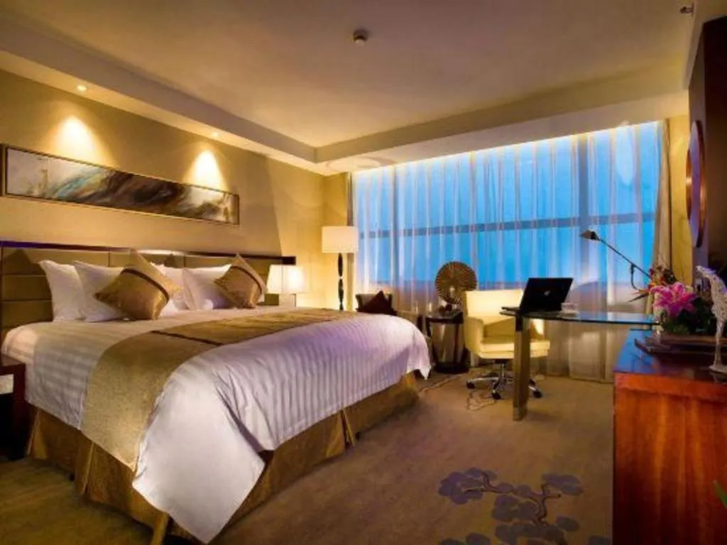Bed in New Century Grand Hotel Lishui Huaqiao