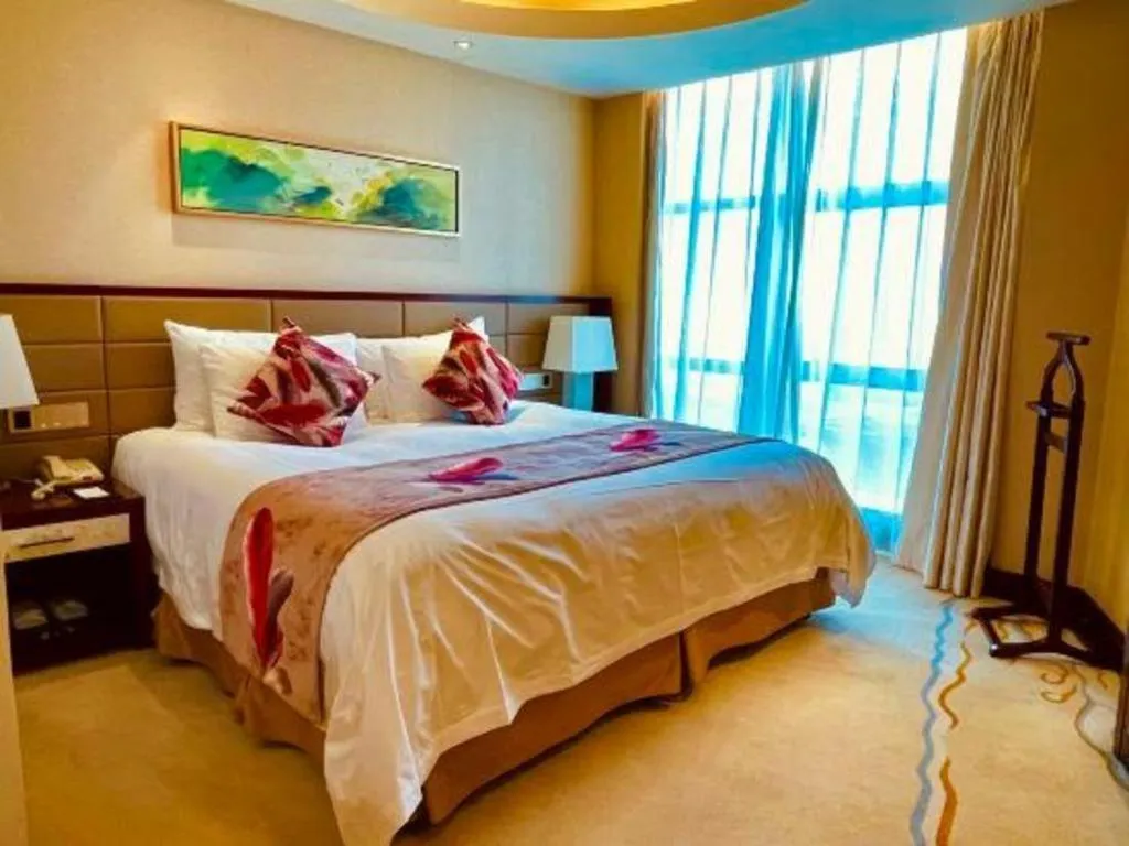 Bed in New Century Grand Hotel Lishui Huaqiao