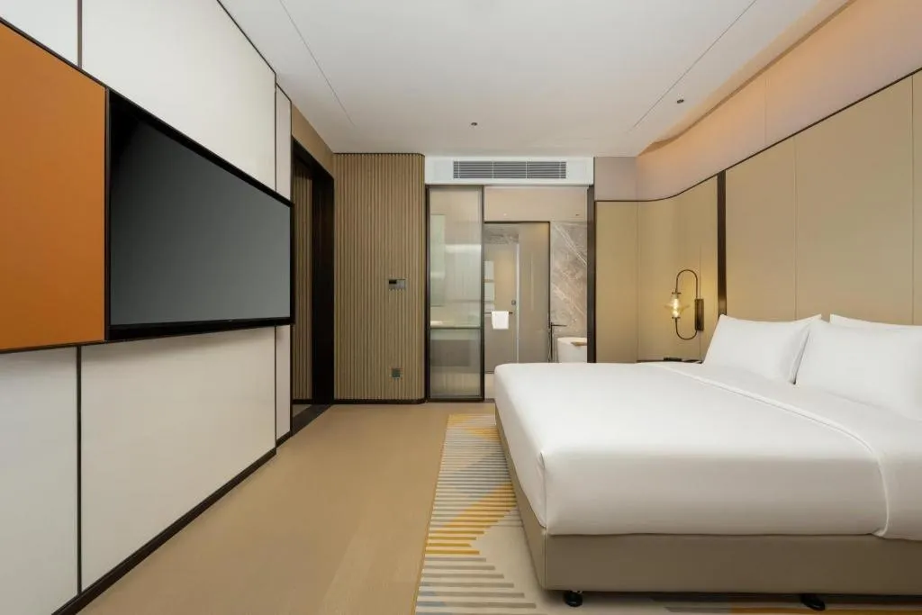 Bed in Holiday Inn Hotel & Suites Jiaxing Hangzhou Bay By IHG