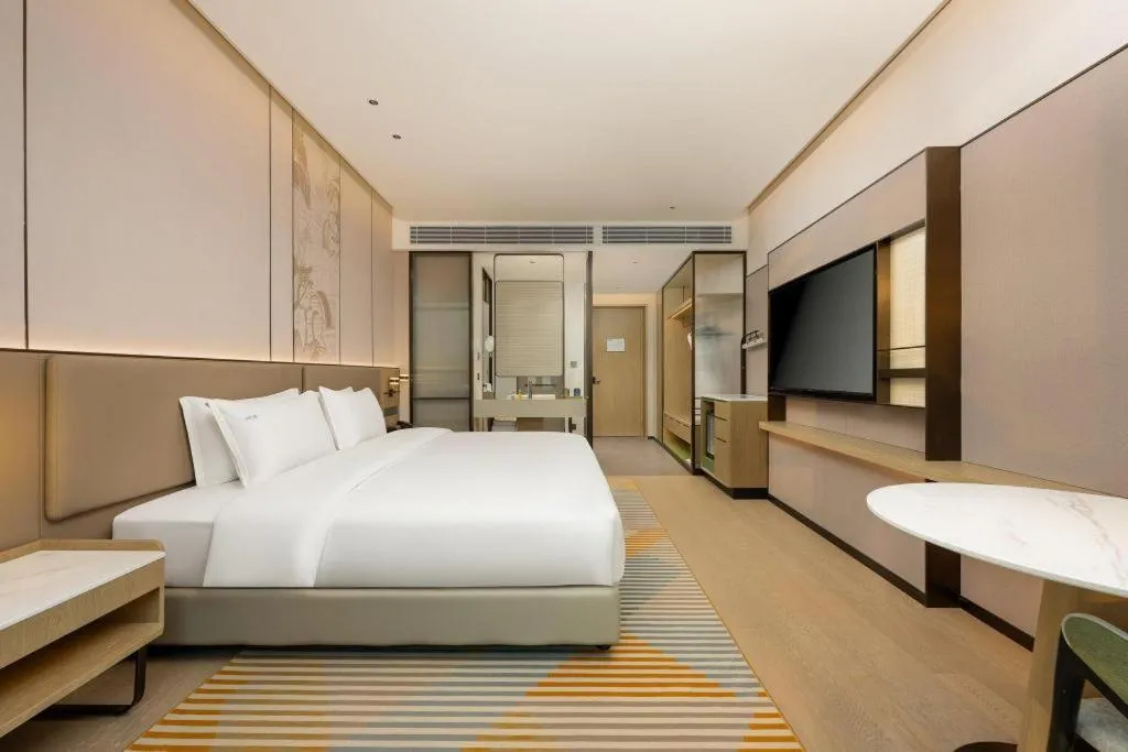 Bed in Holiday Inn Hotel & Suites Jiaxing Hangzhou Bay By IHG