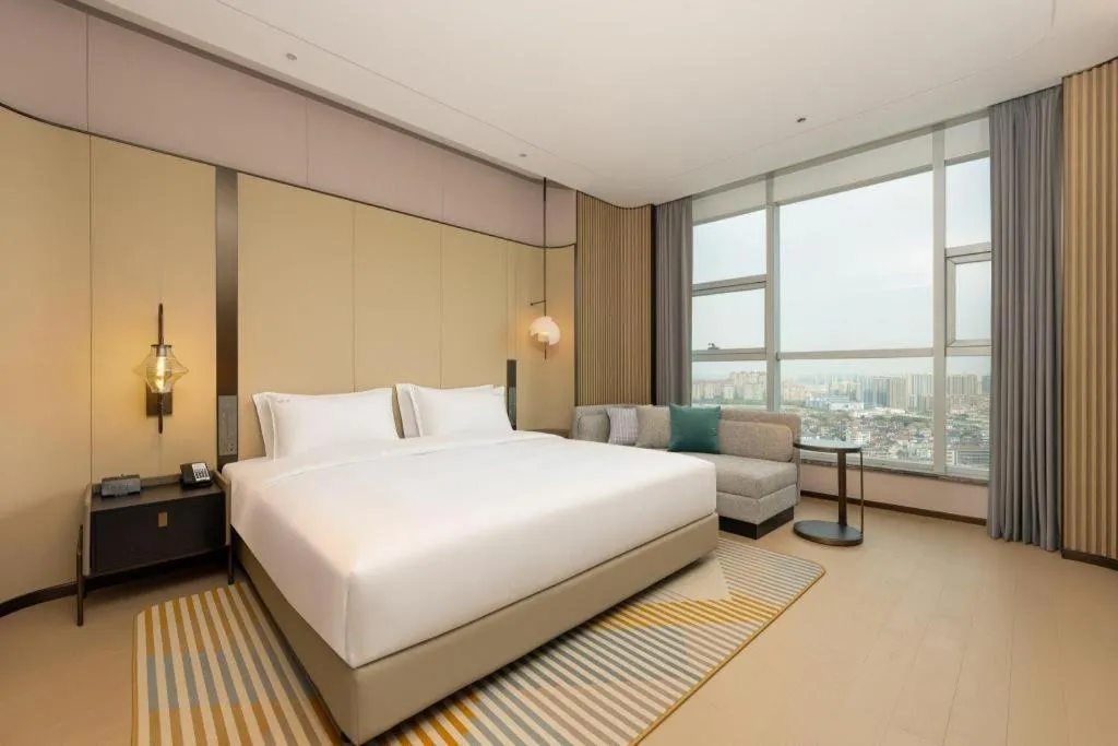Bed in Holiday Inn Hotel & Suites Jiaxing Hangzhou Bay By IHG