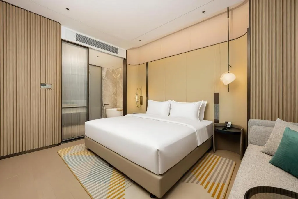 Bed in Holiday Inn Hotel & Suites Jiaxing Hangzhou Bay By IHG