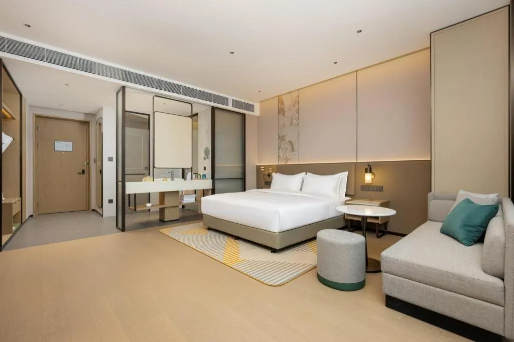 Bed in Holiday Inn Hotel & Suites Jiaxing Hangzhou Bay By IHG