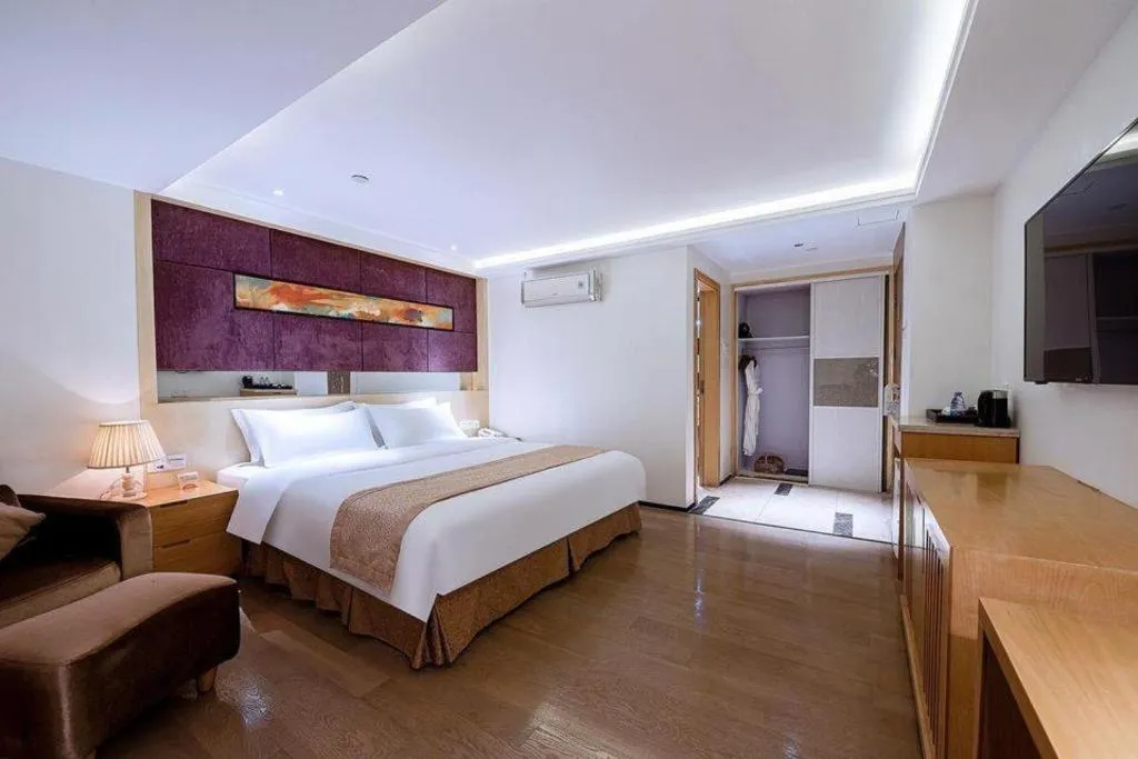 Bed in Zhongshan Louis Hotel