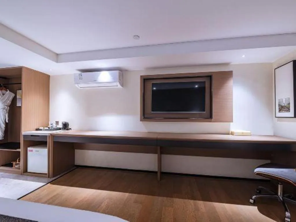 Zhongshan Louis Hotel