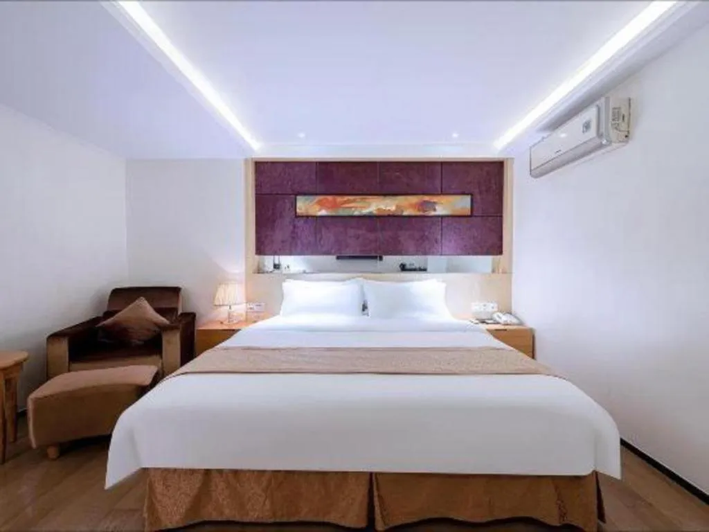 Bed in Zhongshan Louis Hotel