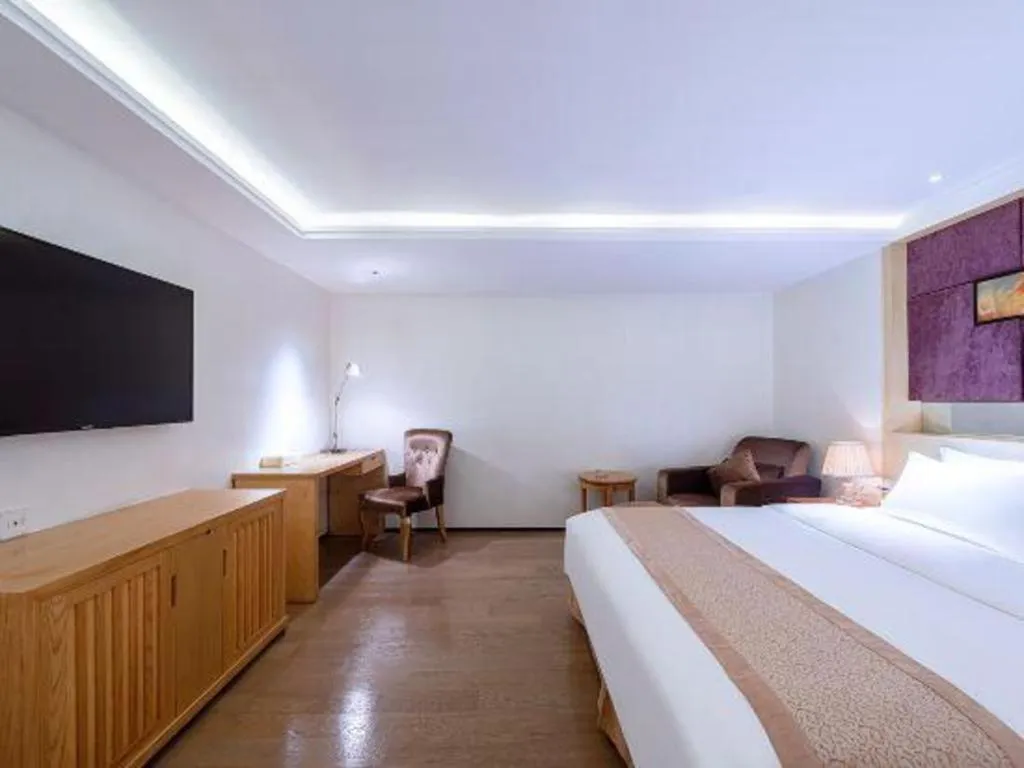 Bed in Zhongshan Louis Hotel