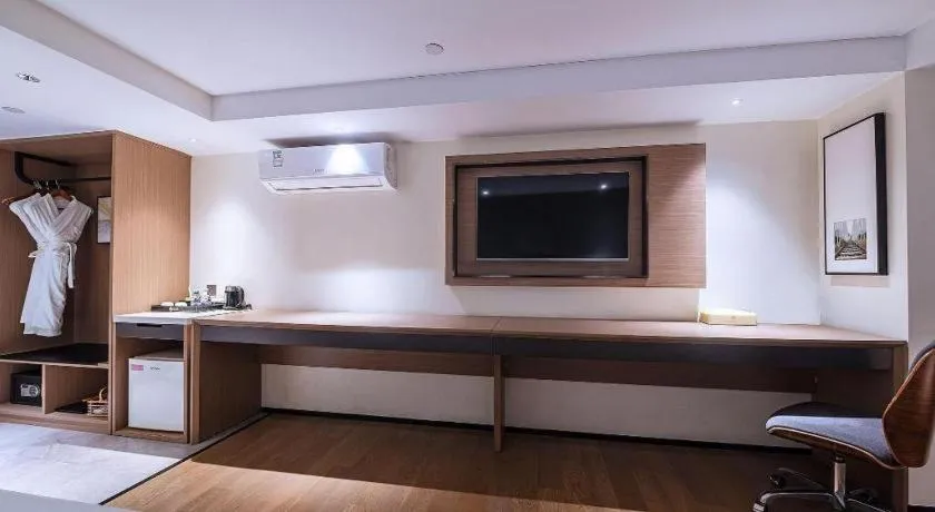 Zhongshan Louis Hotel