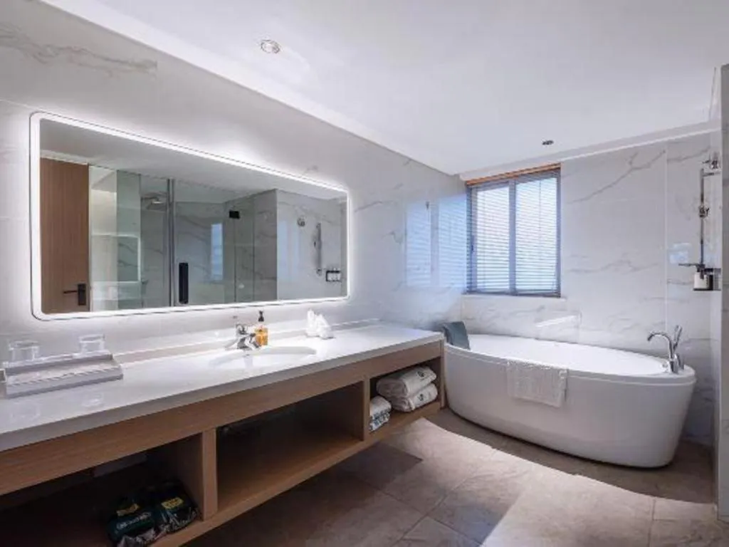 Zhongshan Louis Hotel