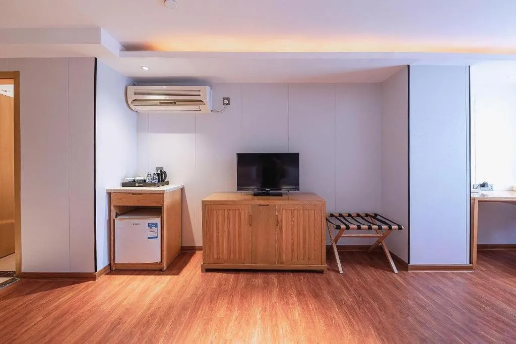 Zhongshan Louis Hotel