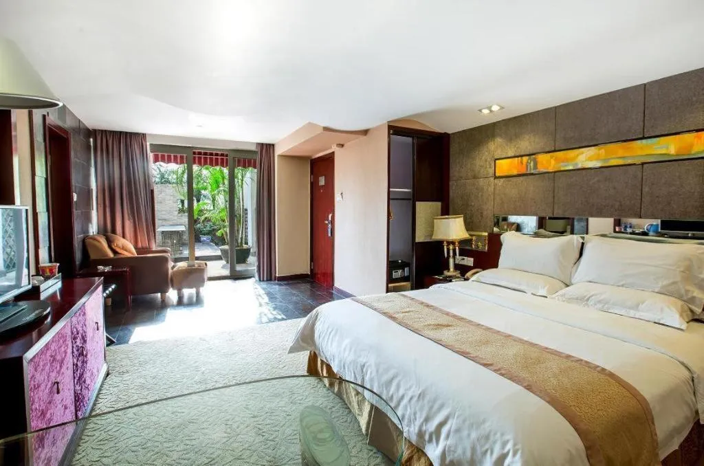 Bed in Zhongshan Louis Hotel