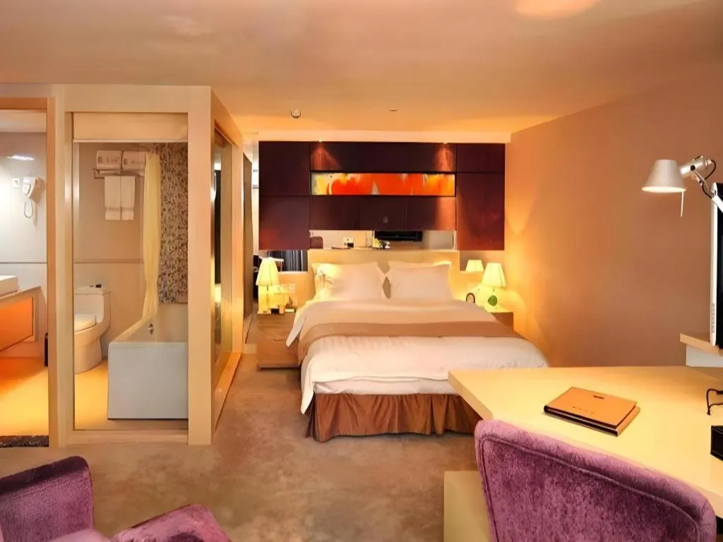 Bed in Zhongshan Louis Hotel