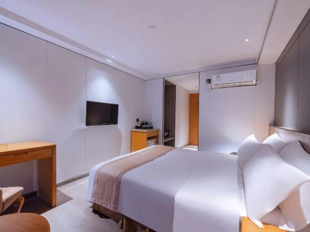 Bed in Zhongshan Louis Hotel