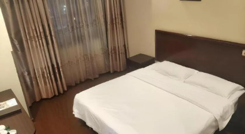 Bed in GreenTree Inn Suzhou Wujiang Zhenze Town Zhennan Road Express Hotel