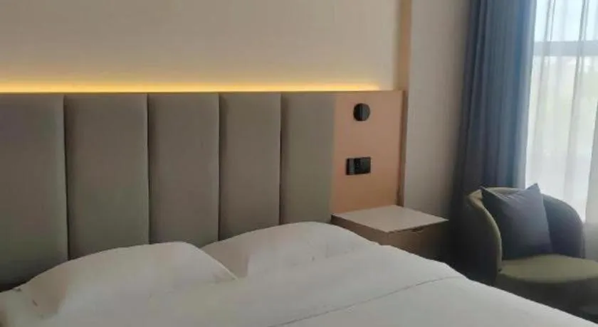 Bed in GreenTree Inn Suzhou Wujiang Zhenze Town Zhennan Road Express Hotel