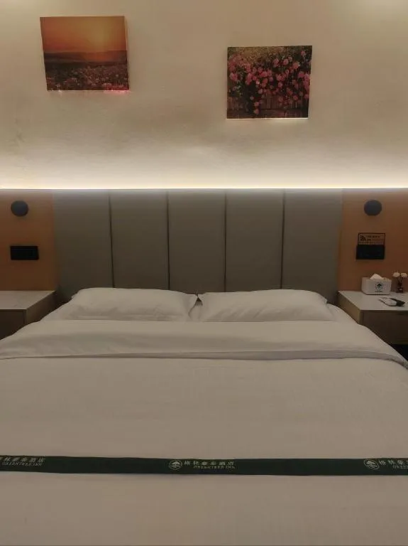 Bed in GreenTree Inn Suzhou Wujiang Zhenze Town Zhennan Road Express Hotel