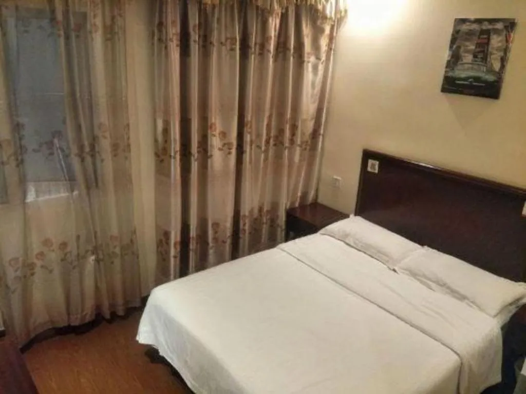 Bed in GreenTree Inn Suzhou Wujiang Zhenze Town Zhennan Road Express Hotel