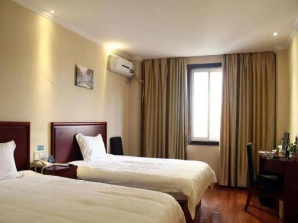Bed in GreenTree Inn Suzhou Wujiang Zhenze Town Zhennan Road Express Hotel