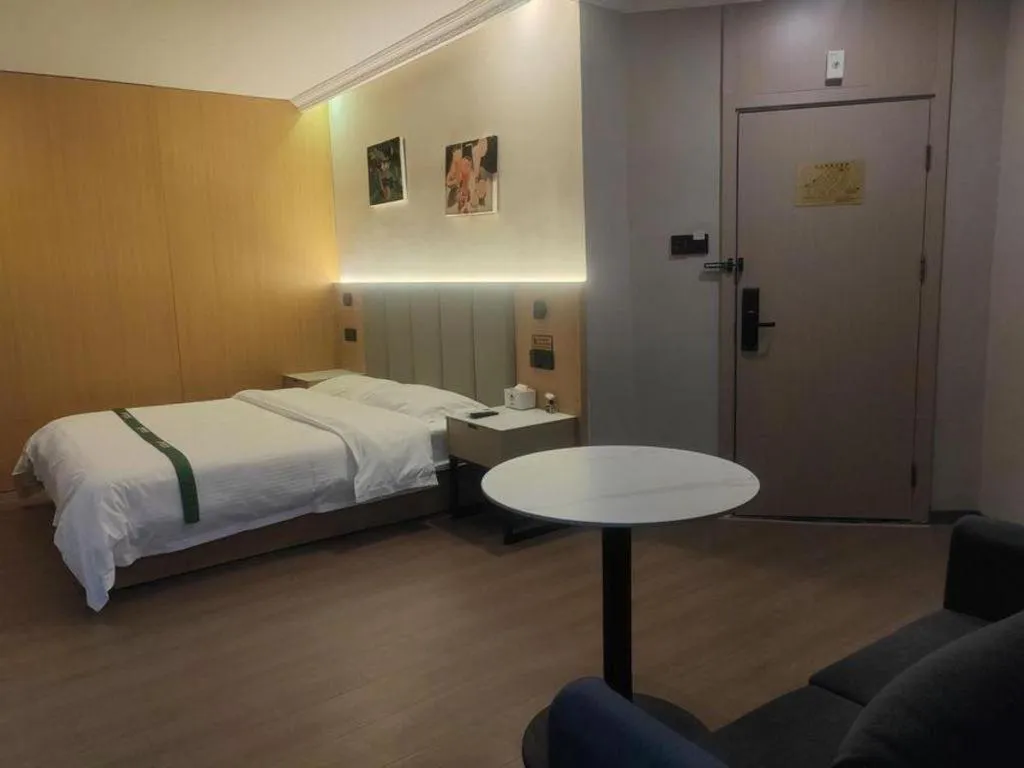 Bed in GreenTree Inn Suzhou Wujiang Zhenze Town Zhennan Road Express Hotel