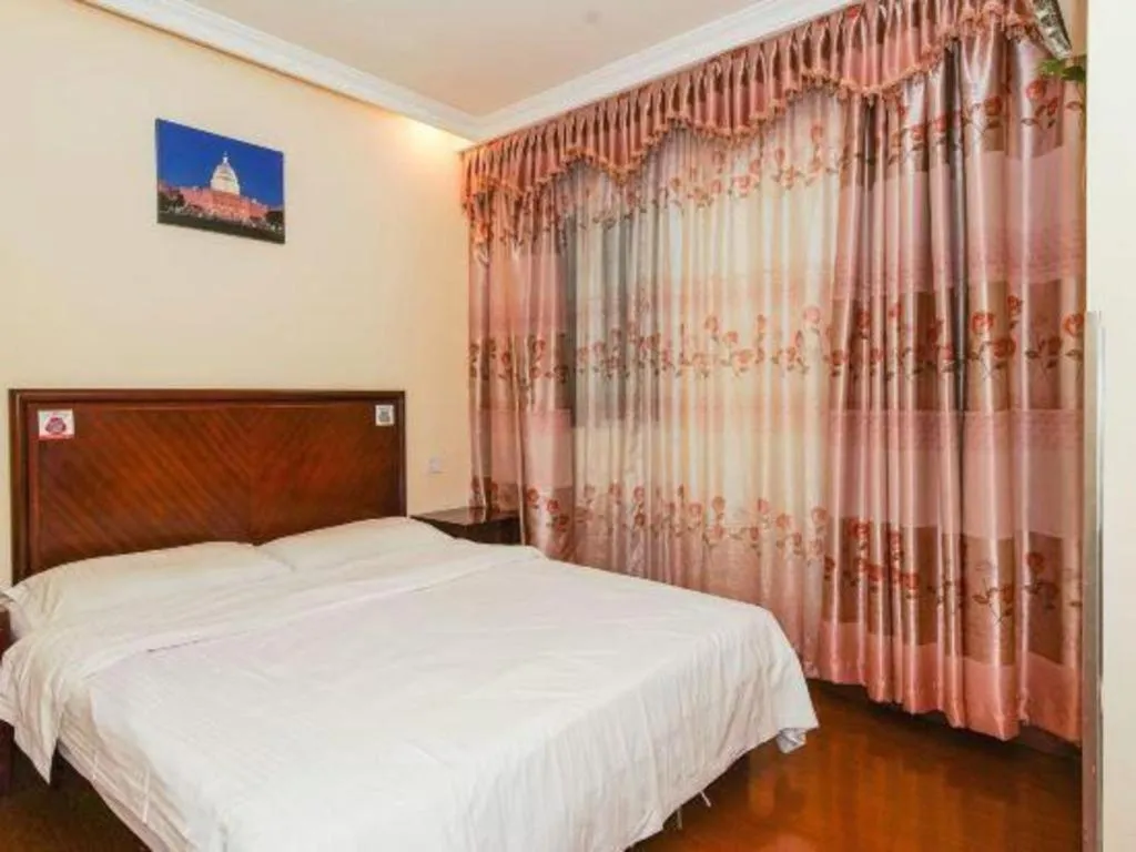 Bed in GreenTree Inn Suzhou Wujiang Zhenze Town Zhennan Road Express Hotel