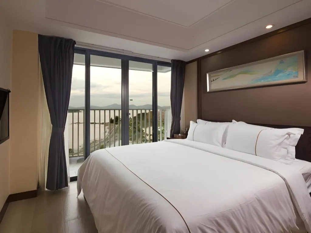 Bed in Island Skylight Resort