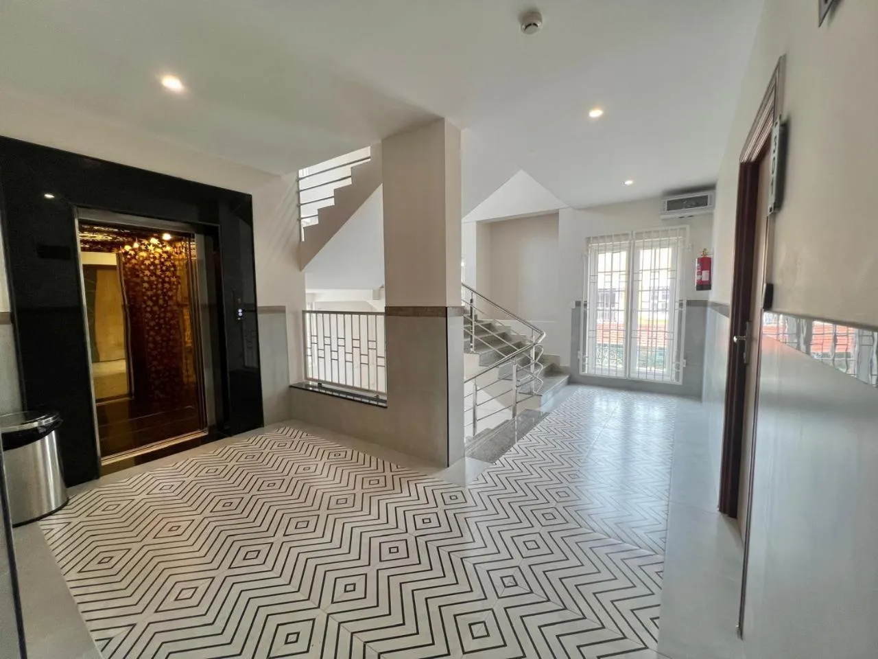 elevator in Hotel Sunlight