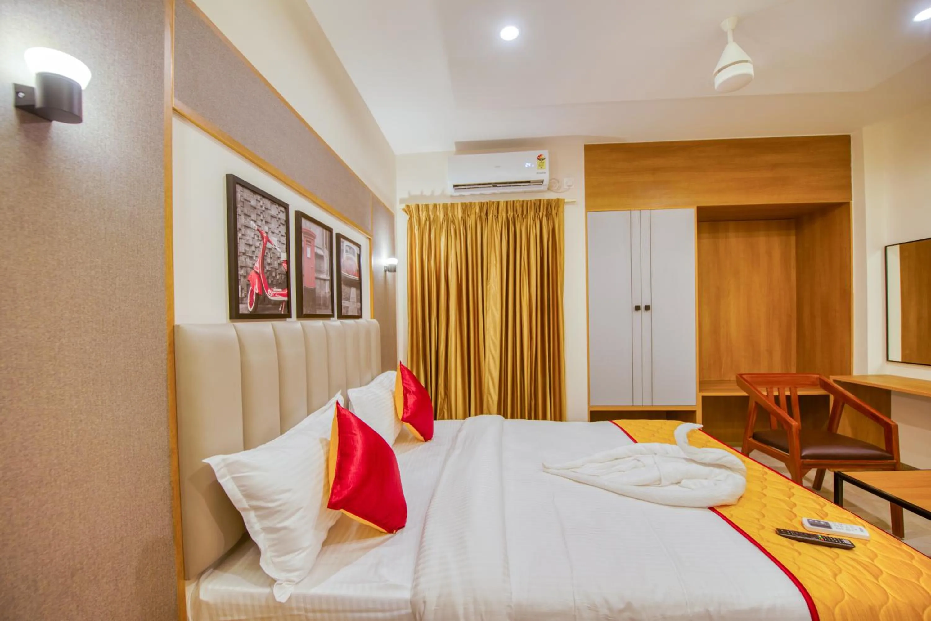 Bedroom, Bed in Hotel Sunlight