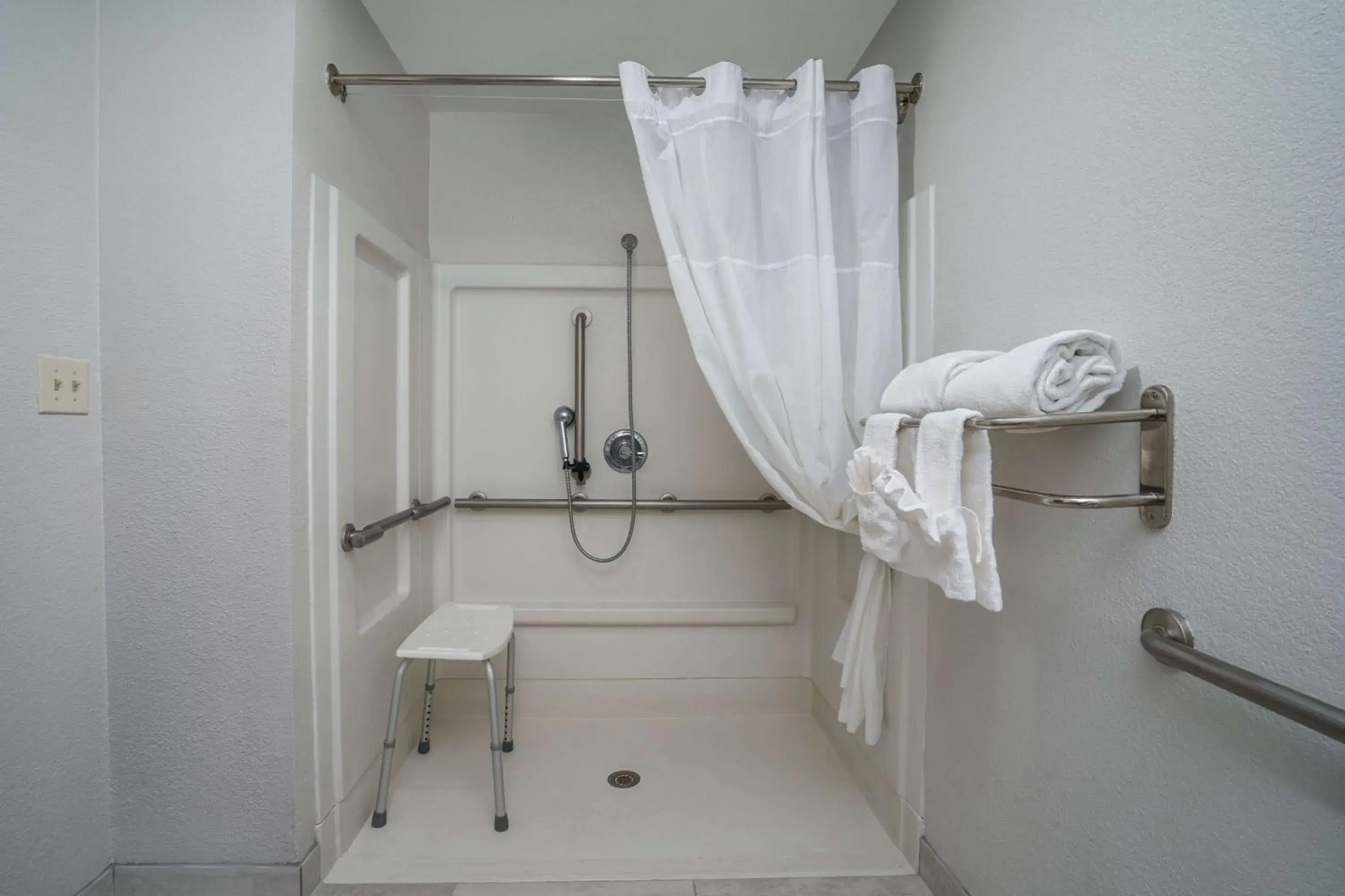 King Room with Mobility Accessible Roll-In Shower in Best Western Plus Silvercreek Inn King Room with Mobility Accessible Roll-In Shower in Best Western Plus Silvercreek Inn