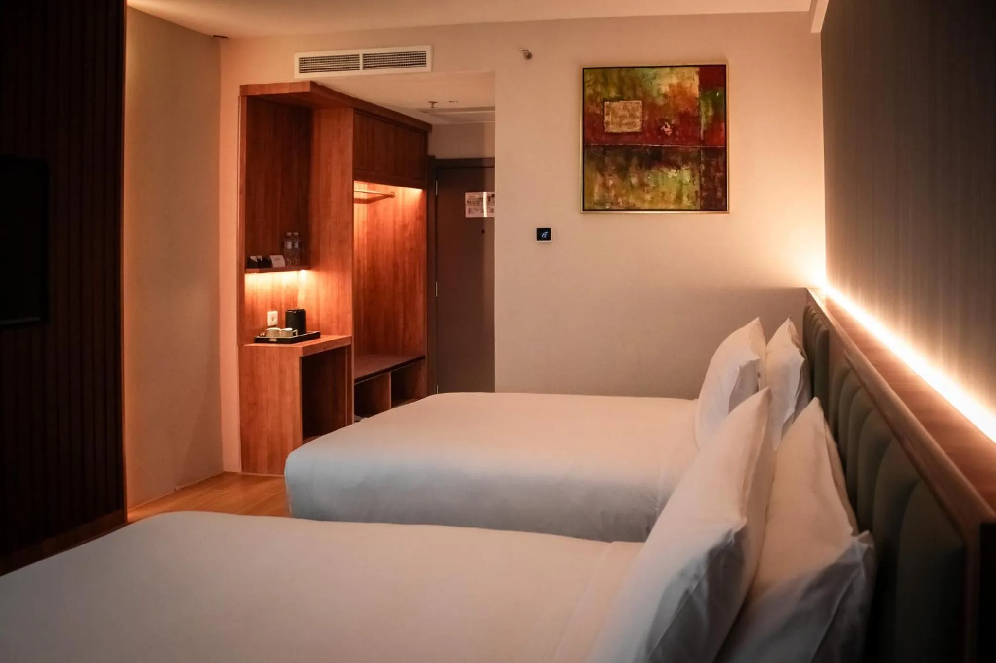 Bedroom, Bed in Aglow Hotel Harbor Bay Batam