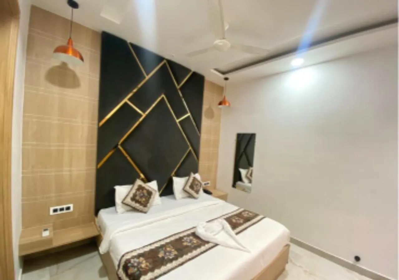 Bedroom, Bed in The Posh Hotel