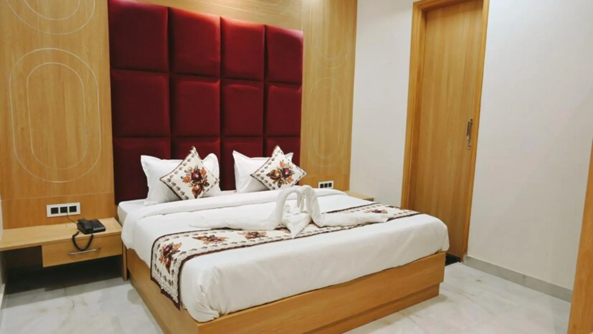 Bedroom, Bed in The Posh Hotel