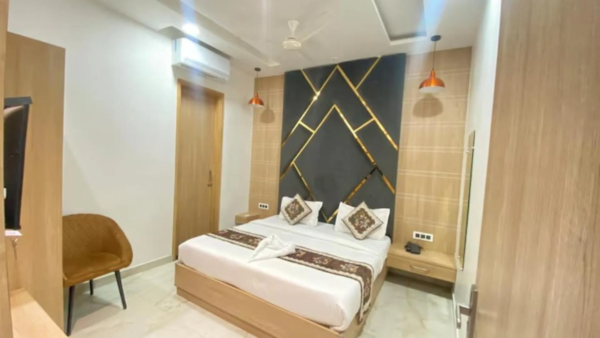 Bathroom, Bed in The Posh Hotel