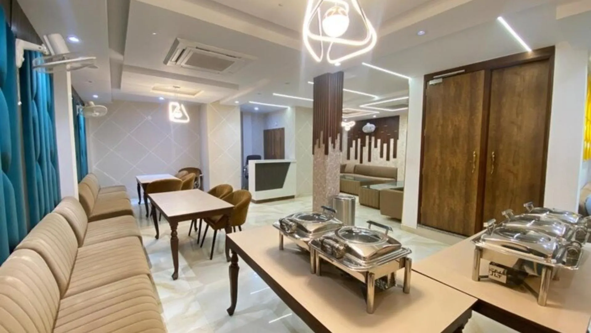 Restaurant/places to eat in The Posh Hotel