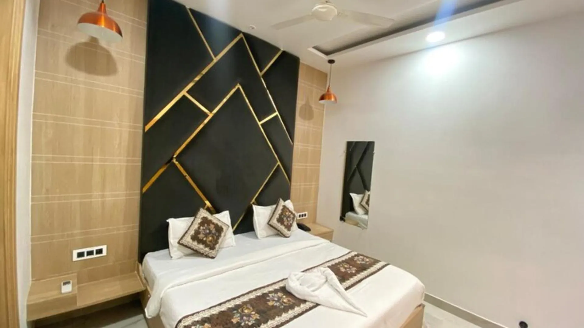 Bedroom, Bed in The Posh Hotel