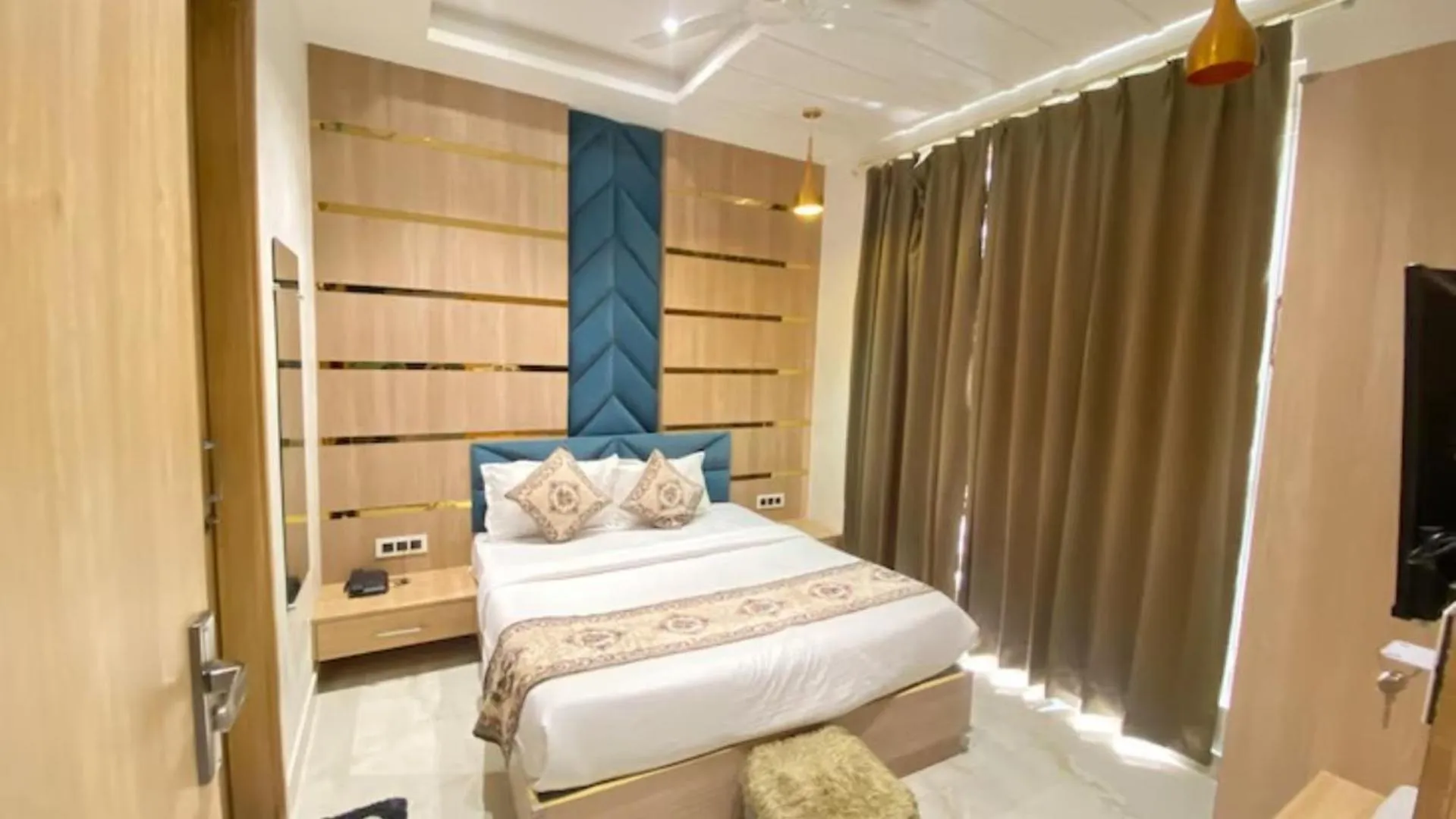 Bedroom, Bed in The Posh Hotel