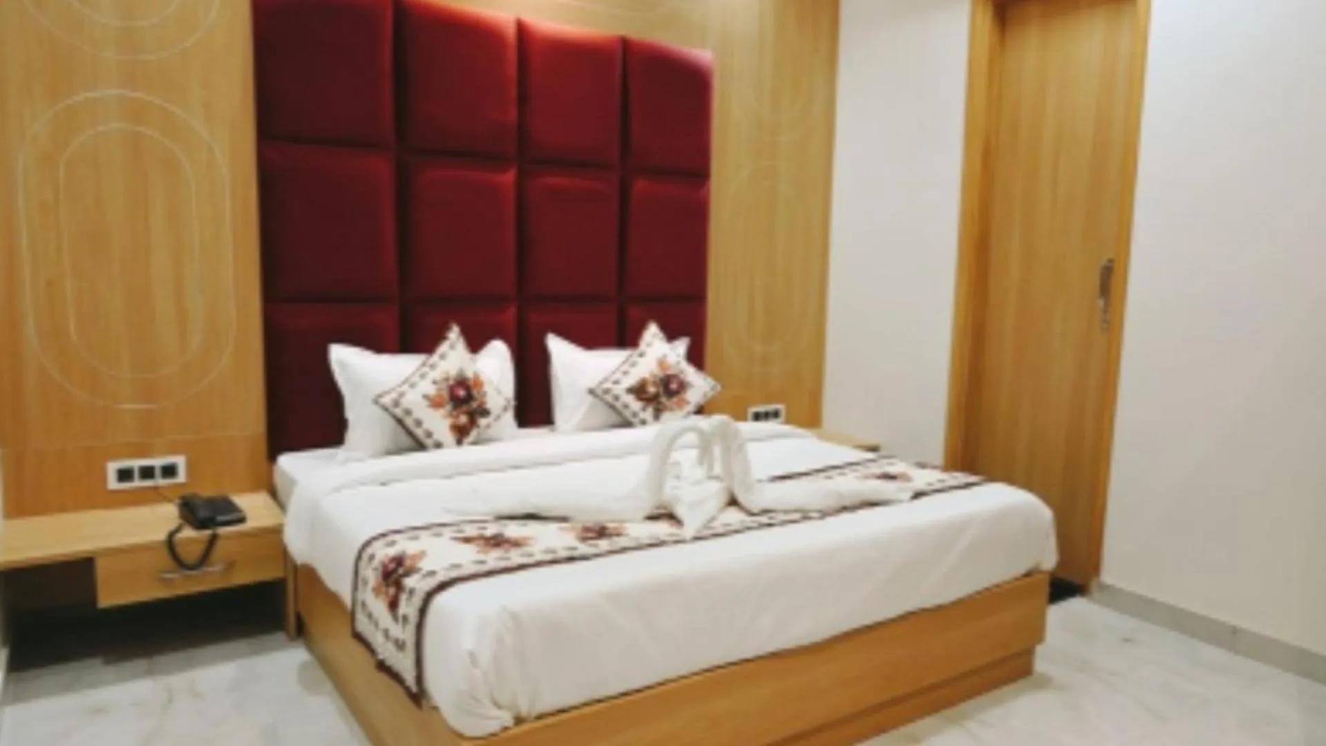 Bedroom, Bed in The Posh Hotel