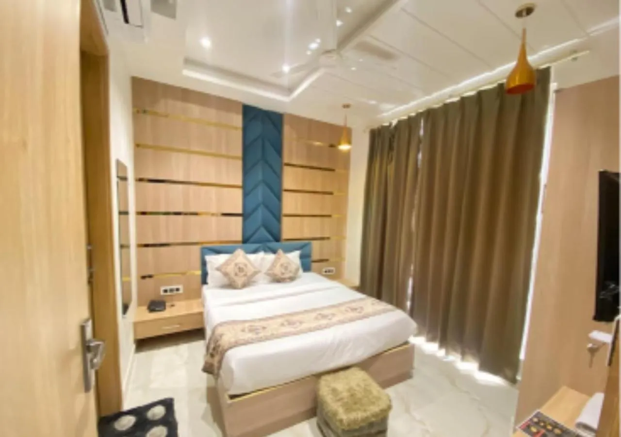 Bedroom, Bed in The Posh Hotel