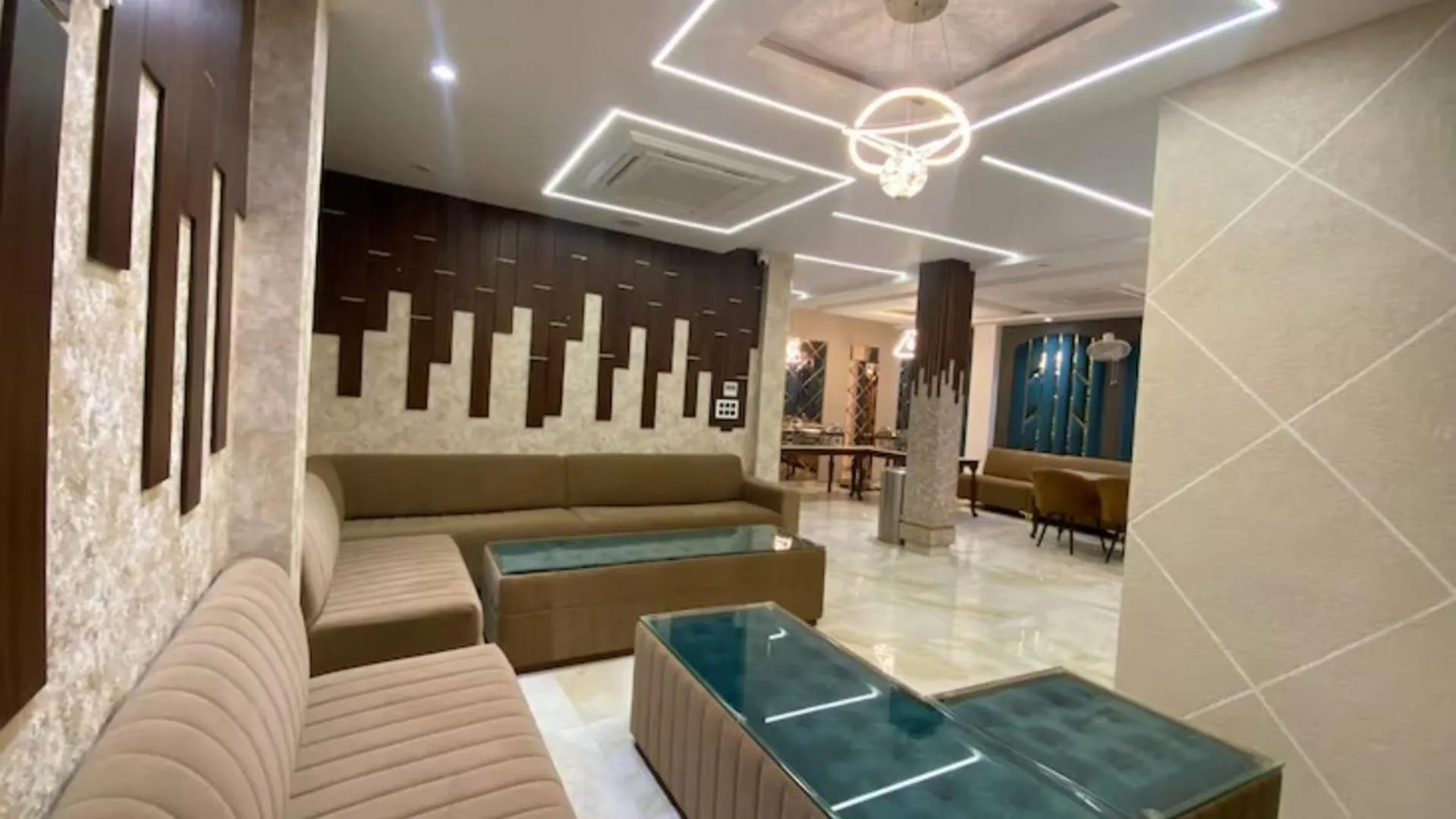 Restaurant/places to eat in The Posh Hotel