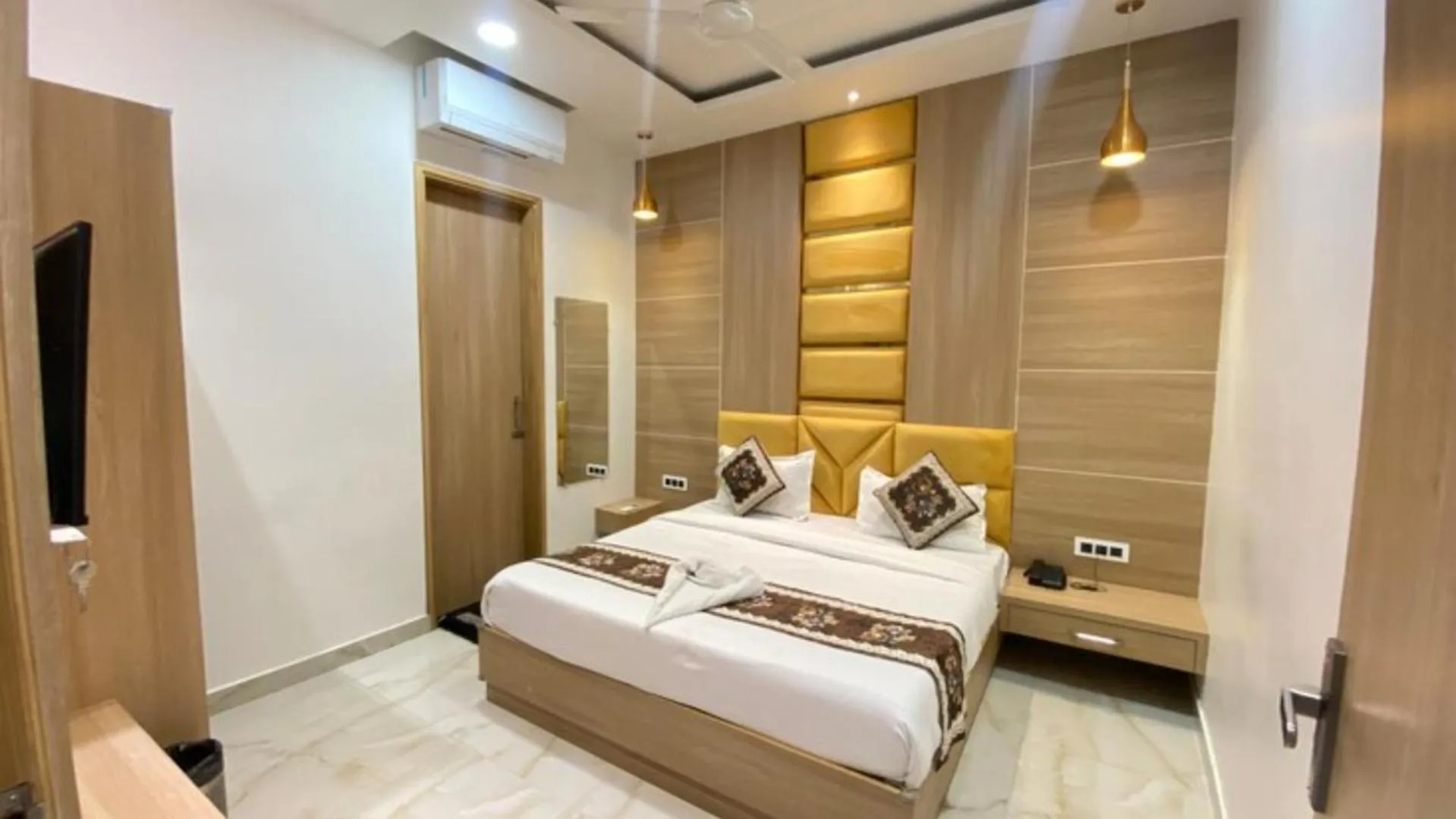 Bedroom, Bed in The Posh Hotel